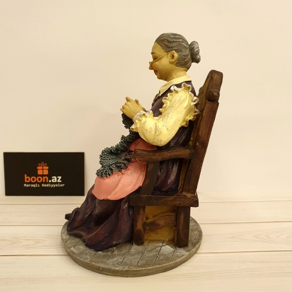 Фигурка "Вязальщица"