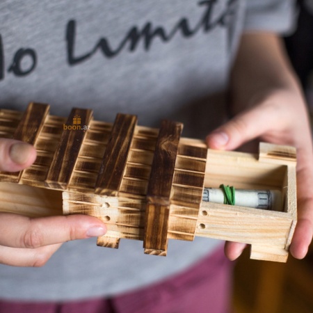 Деревянная шкатулка-головоломка с маленьким секретом.