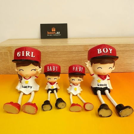 Семья с подвесными ножками