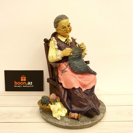 Фигурка "Вязальщица"