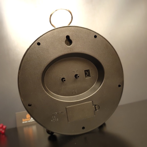 Классические часы с будильником 