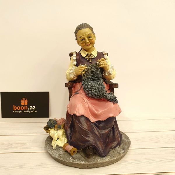 Фигурка "Вязальщица"