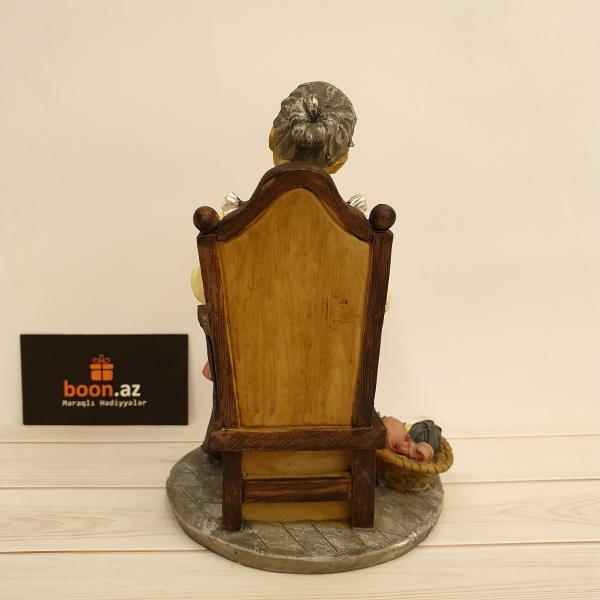 Фигурка "Вязальщица"