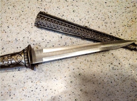 Сувенирный кинжал на подставке «Эйфелева башня» (40 х 15) .  Dagger  « Eiffel Tower »