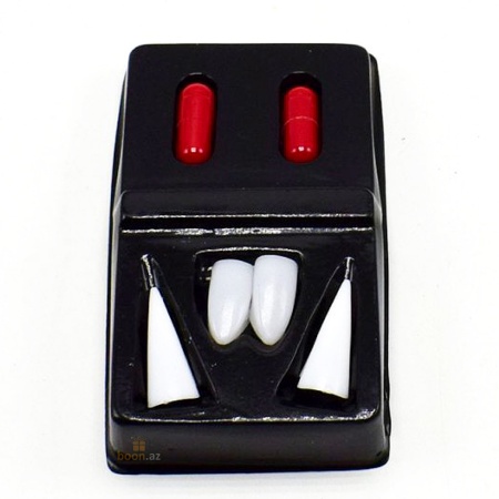 Бутафорская кровь с накладными вампирскими клыками