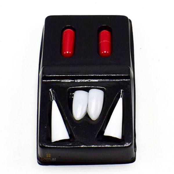 Бутафорская кровь с накладными вампирскими клыками