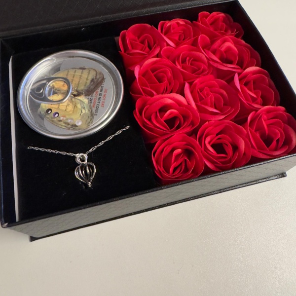 Уникальный набор из жемчуга и мыльных роз