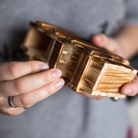 Деревянная шкатулка-головоломка с маленьким секретом.